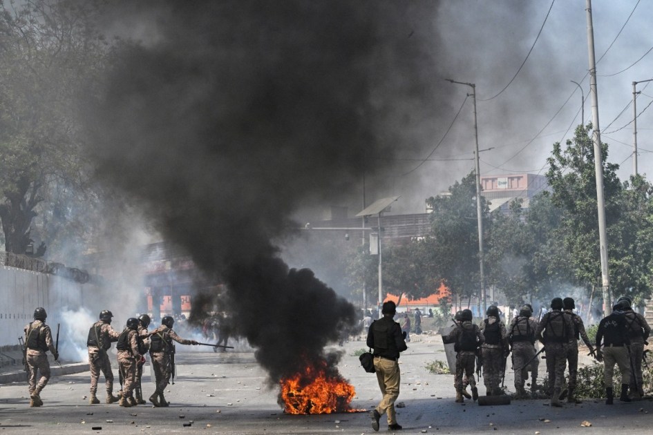 Equipes de segurança disparam gás lacrimogêneo enquanto muçulmanos xiitas gritam slogans durante um protesto em frente ao consulado dos EUA em Karachi, em 1º de março de 2026