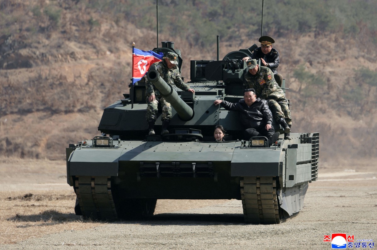 Kim Jong-un e filha de 13 anos testam novo tanque de guerra do país; assista