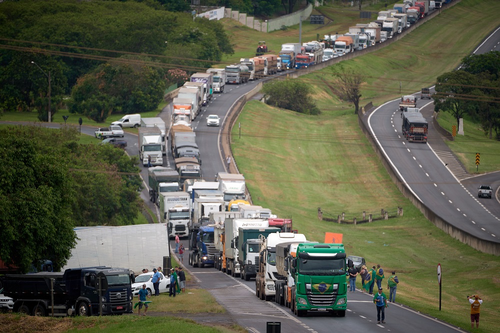 Caminhoneiros desistem de greve após Lula assinar MP que beneficia a categoria