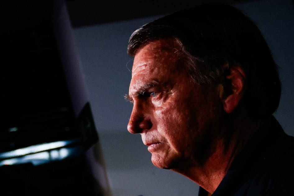O ex-presidente da República, Jair Bolsonaro, deixa a sede do Partido Liberal (PL), em Brasília, para ir para casa devido às medidas restritivas impostas pelo Supremo Tribunal Federal