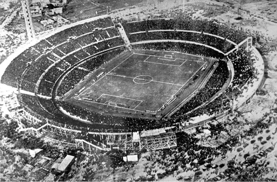 Imagem aérea do estádio Centenário durante partida entre Uruguai e Argentina na final da Copa do Mundo de futebol de 1930, em Montevidéu