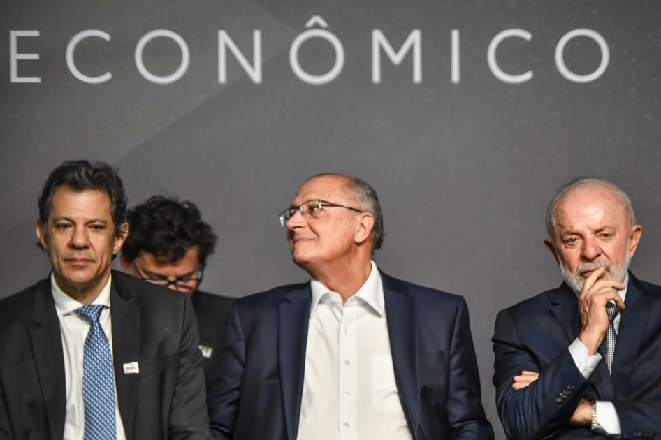 O presidente Luiz Inácio Lula da Silva (D), o vice-presidente e ministro do Desenvolvimento, Indústria, Comércio e Serviços, Geraldo Alckmin (c), e o ministro da Fazenda, Fernando Haddad, durante evento em visita à fábrica da montadora Toyota