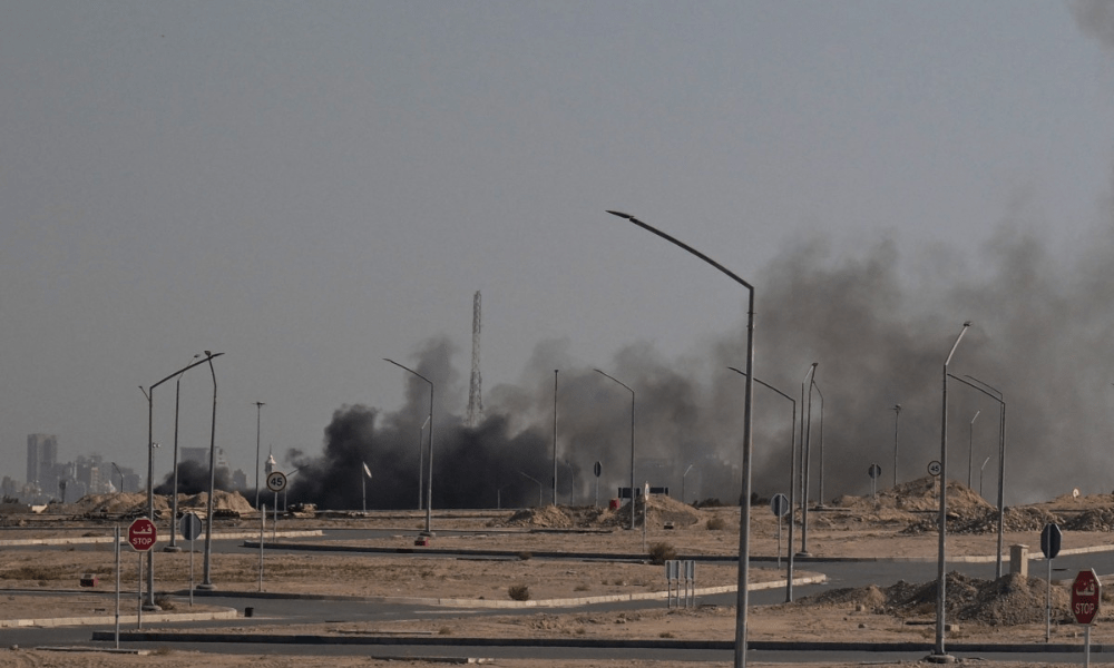 Fumaça sobe de um suposto ataque iraniano na área onde está localizada a Embaixada dos EUA na Cidade do Kuwait