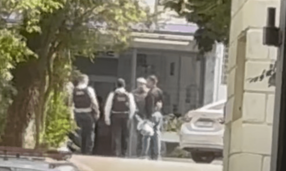Tenente-coronel Geraldo Leite Rosa Neto recebe abraço de policial ao chegar no Presídio Militar Romão Gomes