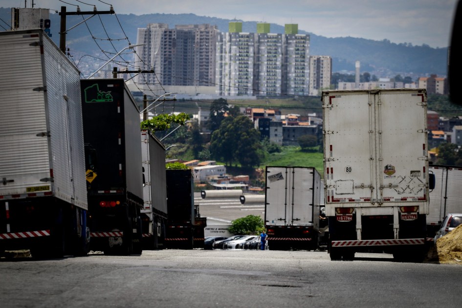 Caminhões circulam em estradas de São Paulo
