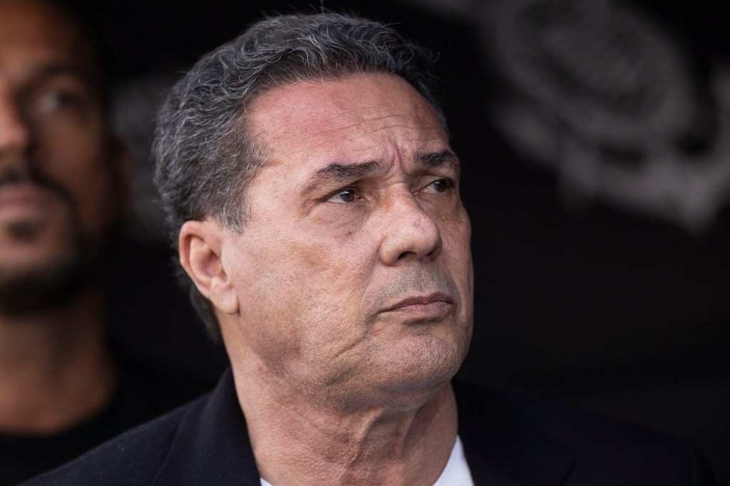 Luxemburgo recebe alta do hospital: ‘Enverga, mas não quebra’