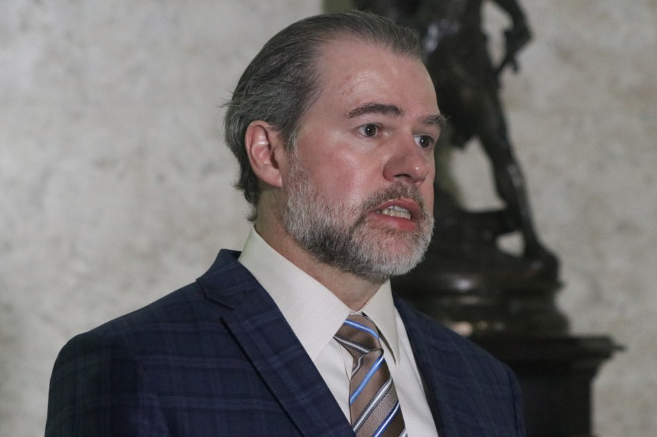 O ministro do STF Dias Toffoli de terno falando
