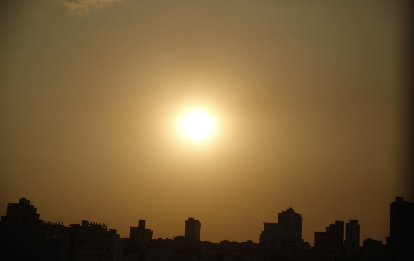 Onda de calor começa neste sábado no Brasil; veja regiões afetadas e até quando vai o alerta