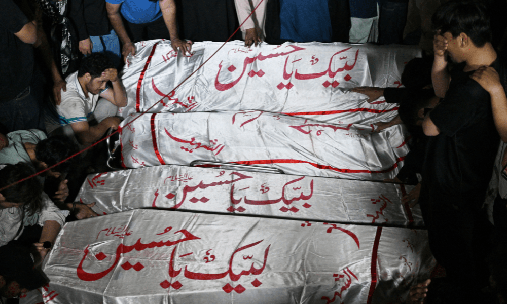 Muçulmanos xiitas lamentam durante o funeral dos manifestantes mortos em um protesto em frente ao Consulado dos EUA em Karachi, em 1º de março de 2026, após a morte do líder supremo do Irã, o aiatolá Ali Khamenei, em meio a ataques dos EUA e de Israel. Pelo menos nove pessoas foram mortas durante protestos pró-Irã no consulado dos Estados Unidos na megacidade paquistanesa de Karachi, em 1º de março, de acordo com um balanço hospitalar visto pela AFP.
