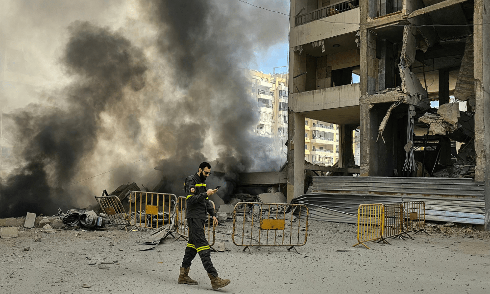 Um membro da defesa civil está no local dos ataques aéreos israelenses noturnos nos subúrbios do sul de Beirute, em 6 de março de 2026. O exército israelense disse em 6 de março que havia atingido um centro de comando e um depósito de drones do Hezbollah em uma "onda de ataques em larga escala" durante a noite nos subúrbios do sul de Beirute. Os ataques ocorreram depois que o exército israelense emitiu um alerta de evacuação para a área, lar de centenas de milhares de pessoas e um reduto do Hezbollah, apoiado pelo Irã, fazendo com que os moradores fugissem em pânico.