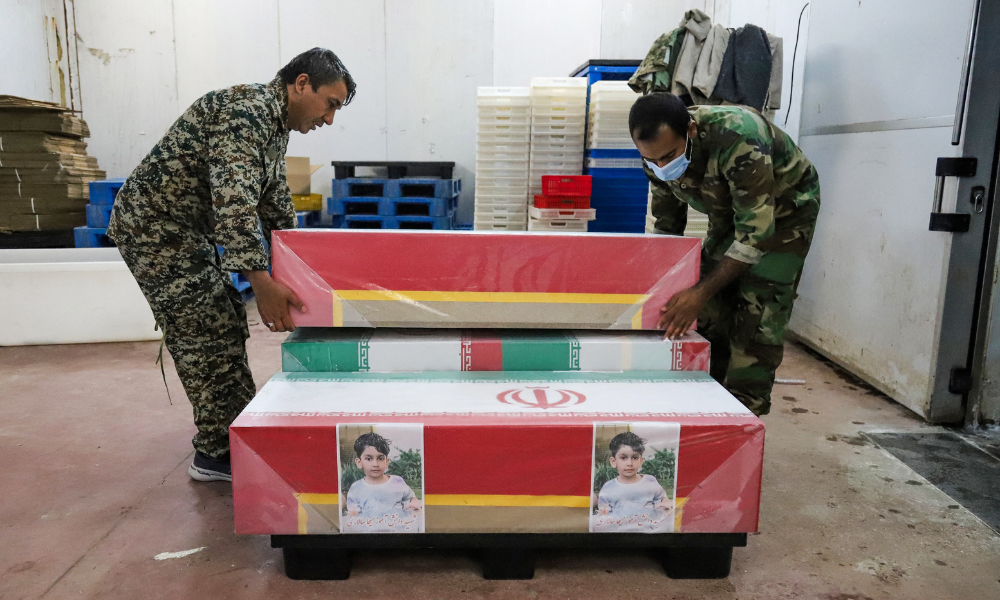 Nesta imagem obtida pela agência de notícias iraniana ISNA, pessoas em luto preparam os caixões de crianças que foram mortas em um suposto ataque a uma escola primária na província iraniana de Hormozgan para um funeral em Minab, em 3 de março de 2026. A mídia iraniana noticiou centenas de vítimas iranianas, inclusive em uma escola para meninas, embora repórteres da AFP não tenham conseguido verificar os números de forma independente. A guerra lançada pelos Estados Unidos e Israel contra o Irã se espalhou pelo Oriente Médio, ameaçando mergulhar a economia global no caos, com o Líbano e os exportadores de energia do Golfo arrastados para o conflito.