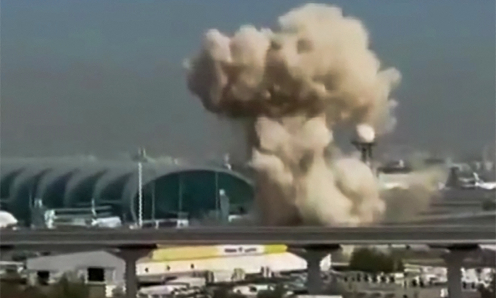 Esta captura de vídeo, feita a partir de imagens geradas por usuários postadas nas redes sociais em 7 de março de 2026, mostra fumaça subindo do Aeroporto Internacional de Dubai. O aeroporto de Dubai, o mais movimentado do mundo em termos de tráfego internacional, suspendeu as operações em 7 de março, antes de retomar parcialmente os serviços, após uma interceptação da defesa aérea na área durante ataques do Irã.