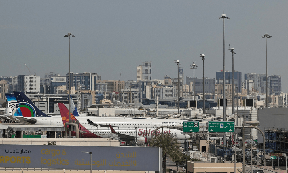 Aviões de passageiros estão estacionados no Aeroporto Internacional de Dubai, em Dubai, em 11 de março de 2026. Drones caíram perto do aeroporto de Dubai, ferindo quatro pessoas, enquanto navios foram atingidos no Estreito de Ormuz ou em suas proximidades, em 11 de março, enquanto o Irã continuava sua campanha para interromper os mercados de petróleo e o tráfego aéreo e marítimo.
