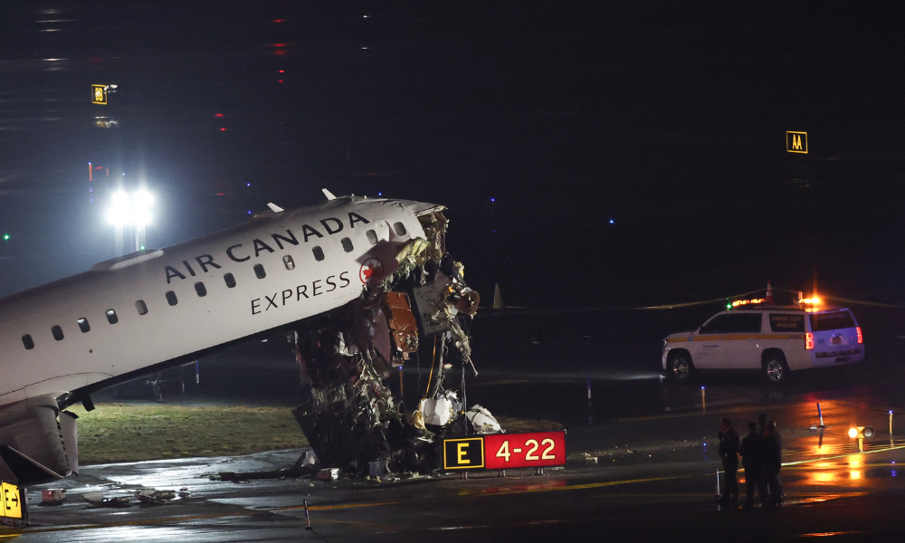 Avião colide com caminhão de bombeiros em aeroporto de NY e deixa dois mortos