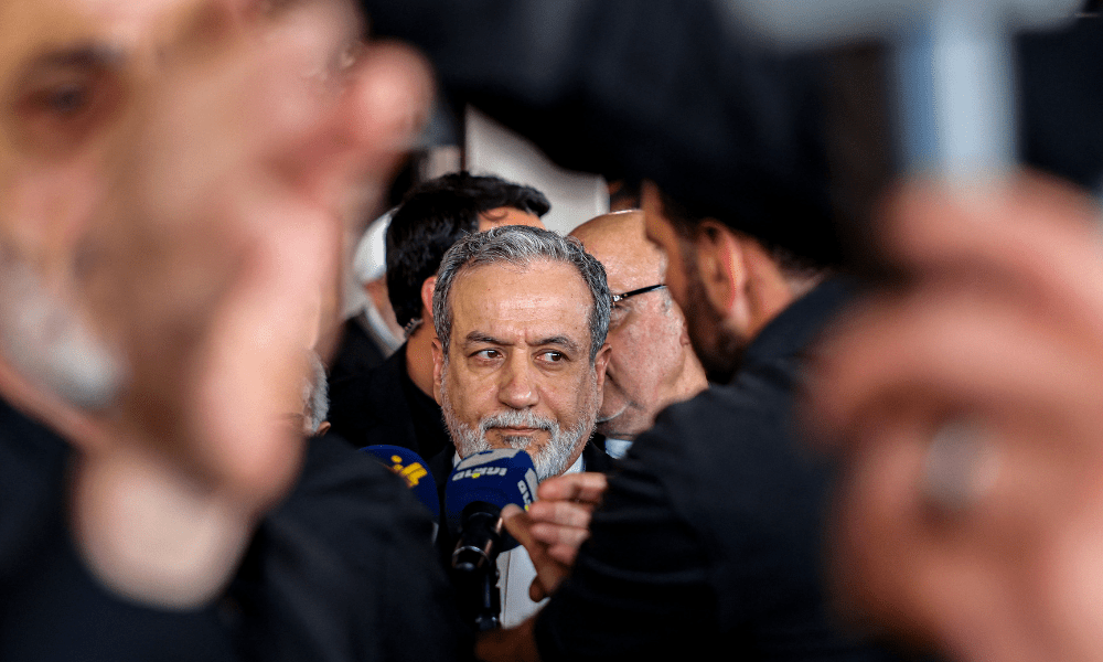 O Ministro das Relações Exteriores do Irã, Abbas Araghchi, faz uma declaração durante sua visita ao mausoléu do líder do Hezbollah libanês, Hassan Nasrallah, morto em um ataque aéreo israelense em setembro de 2024, nos subúrbios ao sul de Beirute em 3 de junho de 2025. (Foto de Anwar AMRO / AFP)