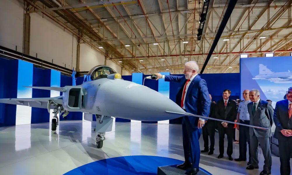 Primeiro caça Gripen produzido no Brasil é apresentado; veja fotos