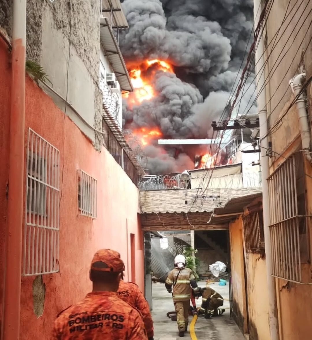 Incêndio de grandes proporções atinge galpão em Ramos, no Rio
