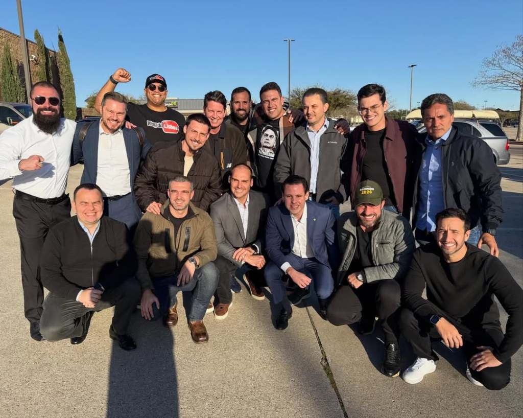 Do Texas, Eduardo Bolsonaro orienta aliados e produz material eleitoral para 2026