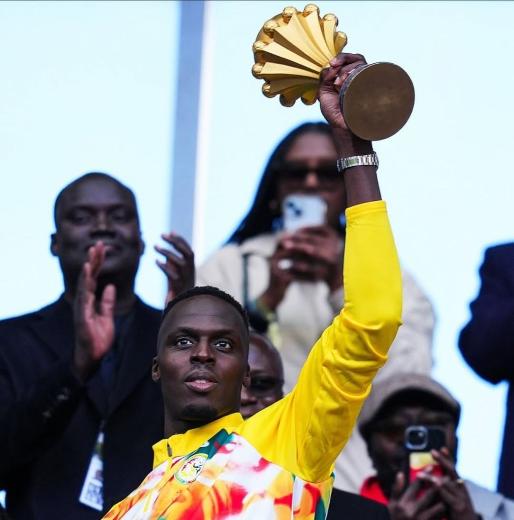 Senegal exibe troféu da Copa Africana das Nações em amistoso contra o Peru