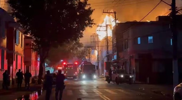 Combate a incêndio em fábrica no Brás completa 24h; bombeiros atuam no rescaldo