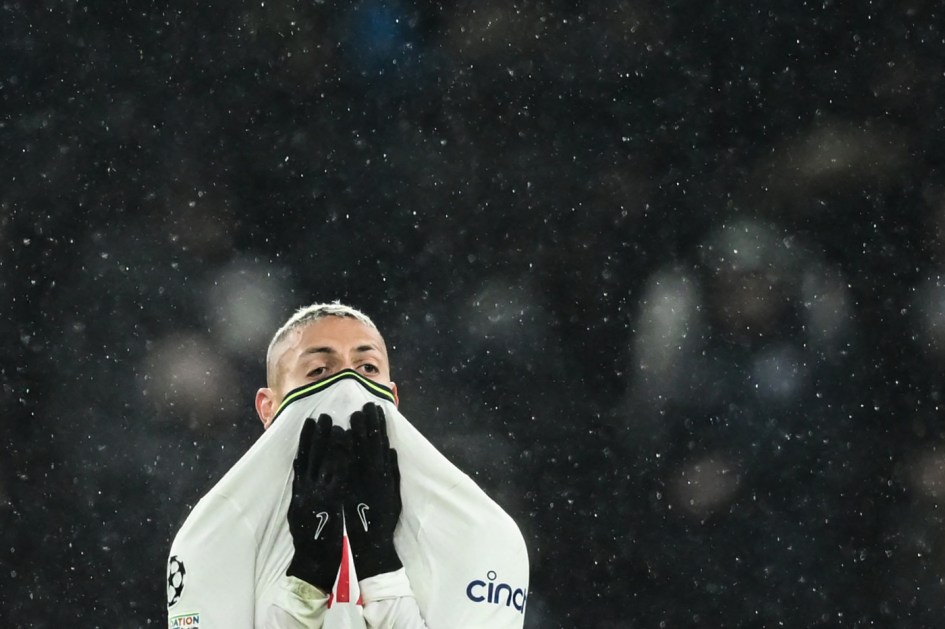 Richarlison lamenta eliminação do Tottenham nas oitavas de final da Liga dos Campeões para o Milan