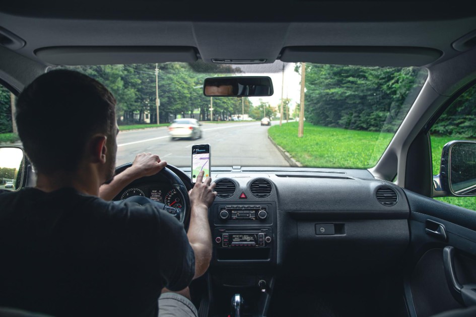 Motorista dirige com ajuda de navegador