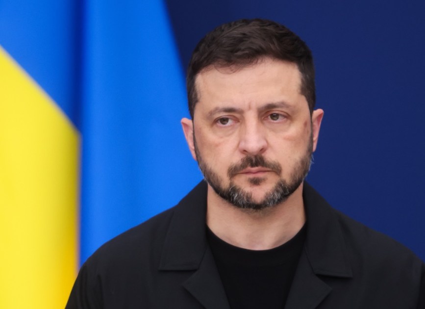 O presidente ucraniano Volodymyr Zelensky fala durante uma coletiva de imprensa com a presidente da Comissão Europeia Ursula von der Leyen (não mostrada na foto) após seu encontro em Bruxelas, Bélgica, em 17 de agosto de 2025. (Bélgica, Ucrania, Bruselas) EFE/EPA/OLIVIER HOSLET