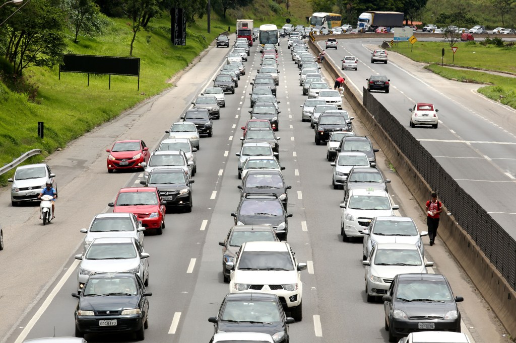 Passo a passo: o que fazer se o carro quebrar na estrada nas férias