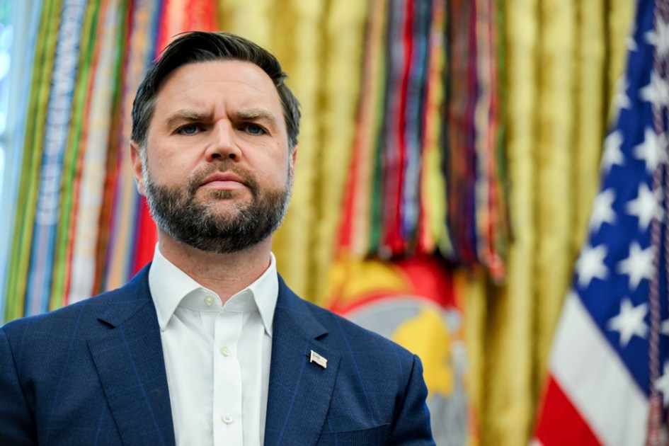O vice-presidente dos EUA, JD Vance, acompanha o presidente Donald Trump