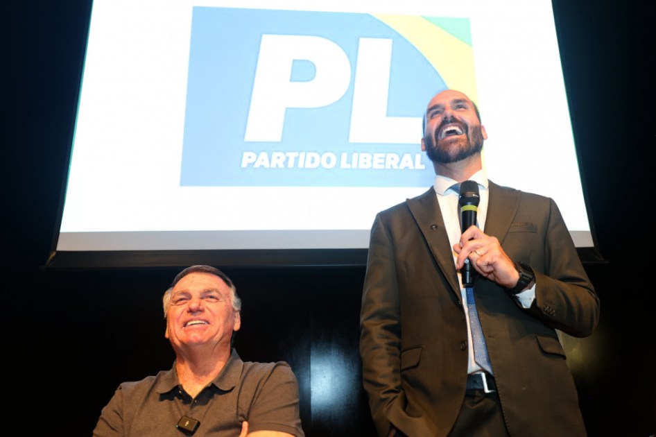 Eduardo Bolsonaro ao lado do pai, Jair Bolsonaro