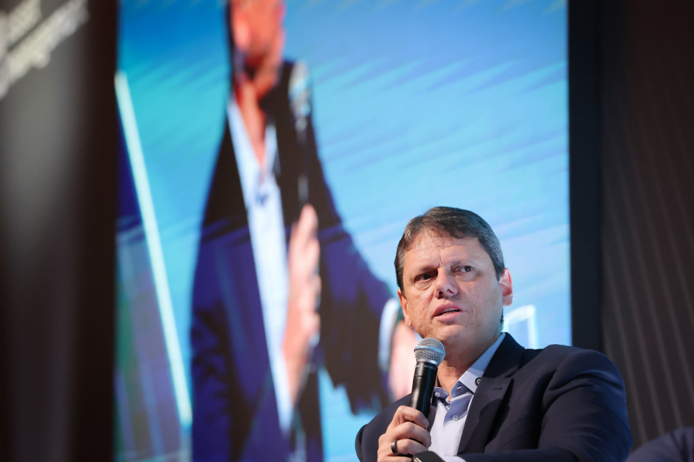 Tarcísio defende prisão perpétua no Brasil e cita Bukele como referência