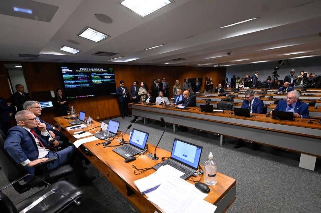 Senadores criticam trocas na CPI do Crime Organizado após rejeição de relatório
