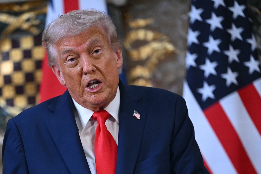 Trump diz que emissoras de TV deveriam perder licença por criticá-lo
