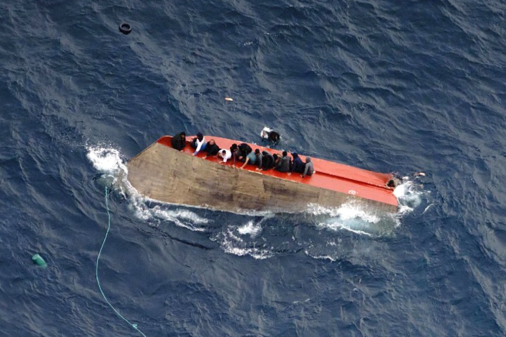 Navios próximos à Itália resgatam 32 migrantes; 71 seguem perdidos no mar