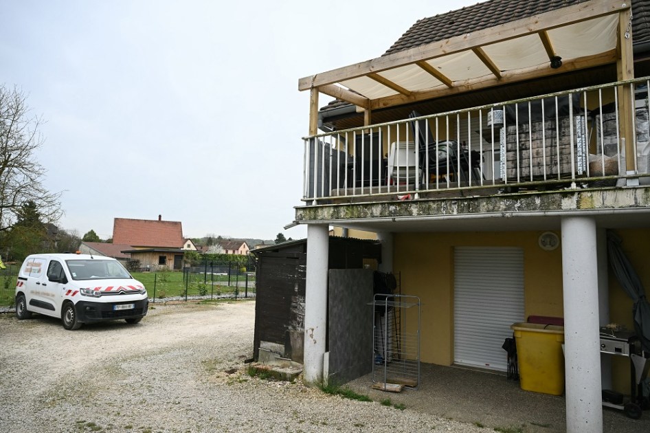 Menino preso em van na França