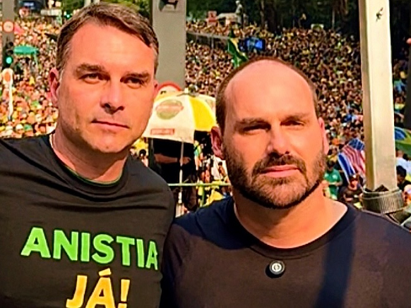 Eduardo curte post em que irmão de Bolsonaro diz que Flávio 'não arrasta multidões'