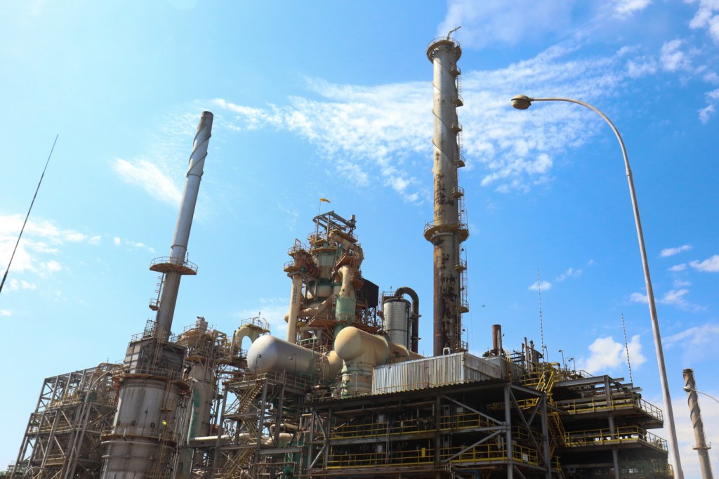 Governo envia proposta para reduzir impostos sobre combustíveis após receita extra do petróleo