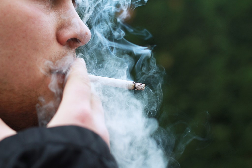 Reino Unido aprova projeto que proíbe nascidos a partir de 2009 de comprar cigarros