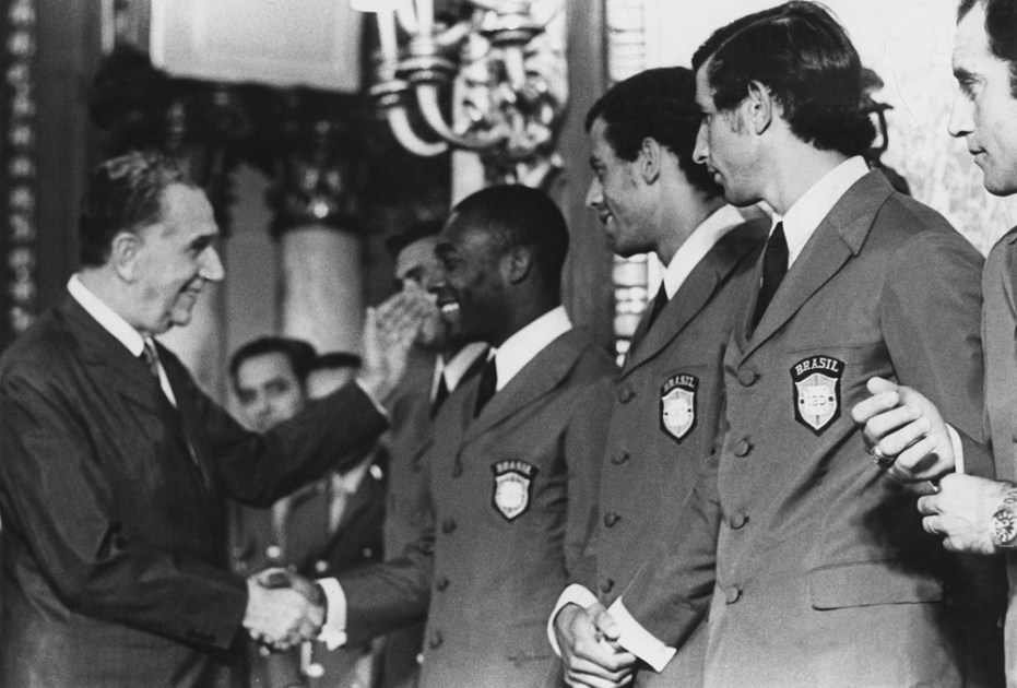 O presidente da República, Emílio Garrastazu Médici cumprimenta os atletas da Seleção Brasileira que embarca para o México afim de disputar a Copa do Mundo