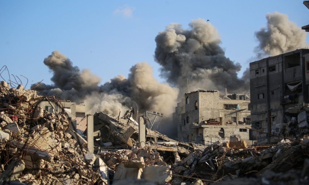 Fumaça sobe após um ataque israelense que teve como alvo um prédio no campo de refugiados palestinos de Bureij, no centro da Faixa de Gaza