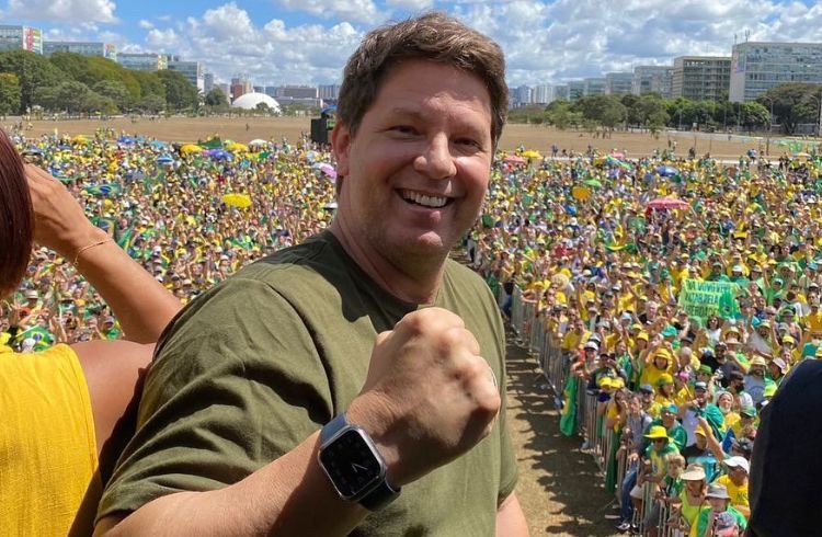 Armas de Frias foram apreendidas em endereço diferente do registro; PF investiga