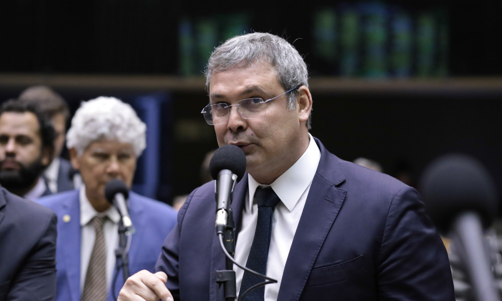 Lindbergh minimiza Datafolha e diz crer na reeleição de Lula