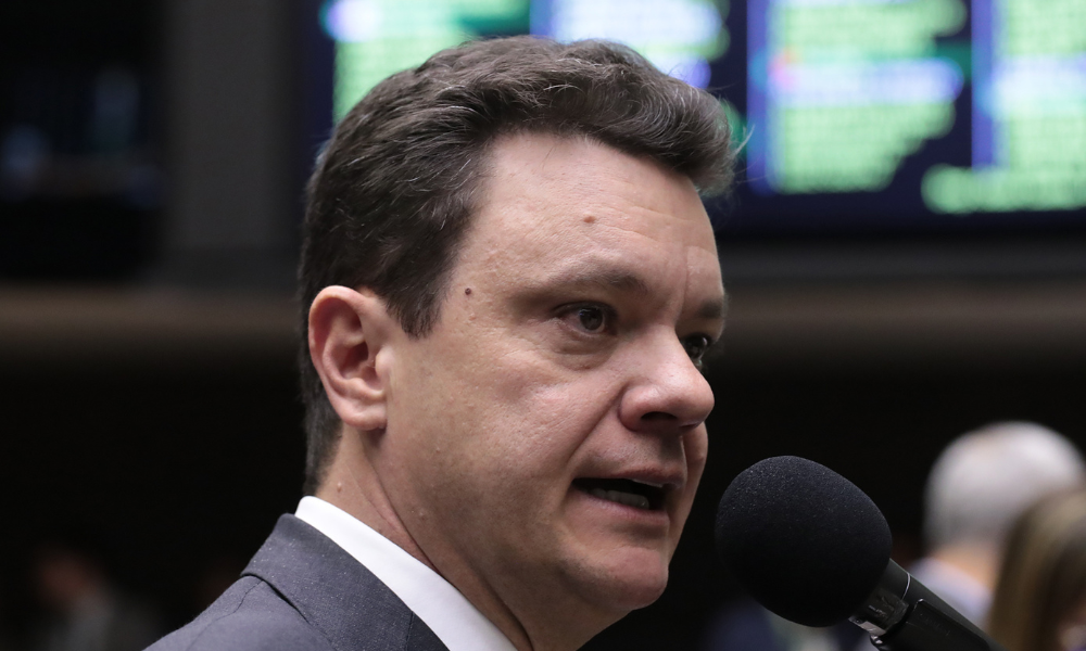 Isenção do IR irá injetar dinheiro na economia com sustentabilidade fiscal, diz líder do governo