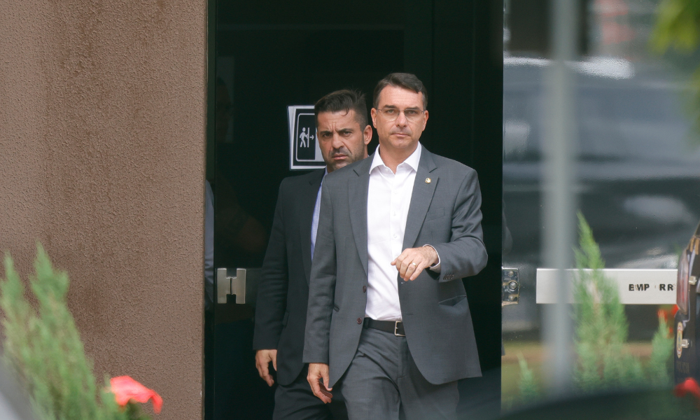 Flávio fala em ‘subir a rampa’ com Bolsonaro após derrubada do veto à Dosimetria