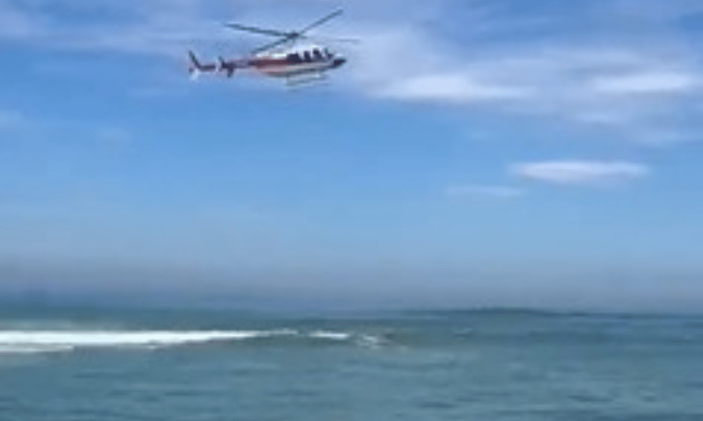 Helicóptero cai no mar da Barra da Tijuca, no Rio de Janeiro