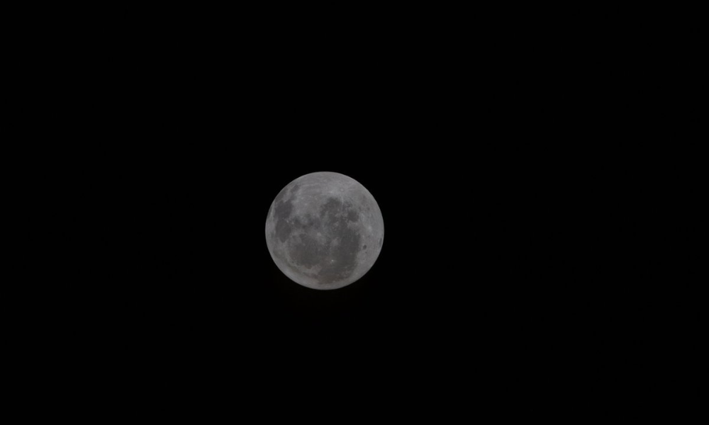 Nasa revela imagens inéditas da Lua registradas por astronautas da Artemis II