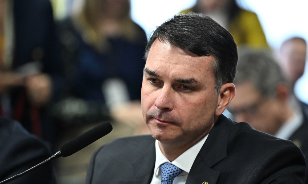 Criminalização da opinião e perseguição a Flávio Bolsonaro