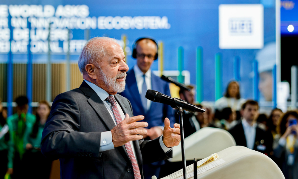 Lula diz que Brasil ‘cansou de ser pequeno’ e quer liderar transição energética