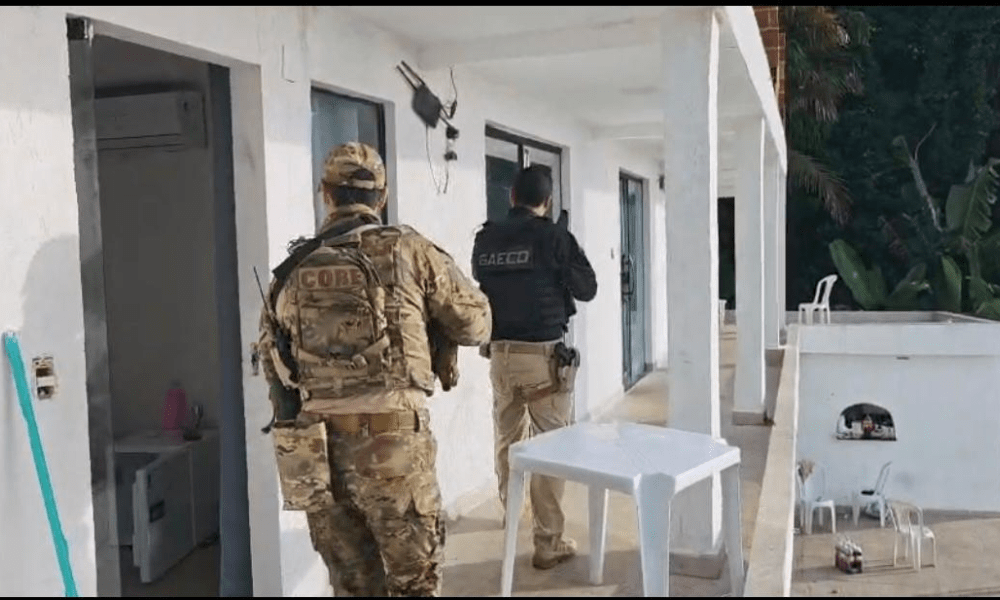 Operação no RJ deixa pessoas ilhadas em morro após tiroteio e prende operadora de facção