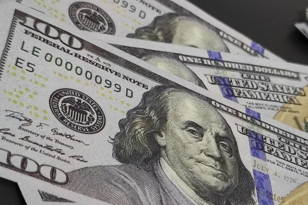Dólar fecha abaixo de R$ 5 pela primeira vez em dois anos